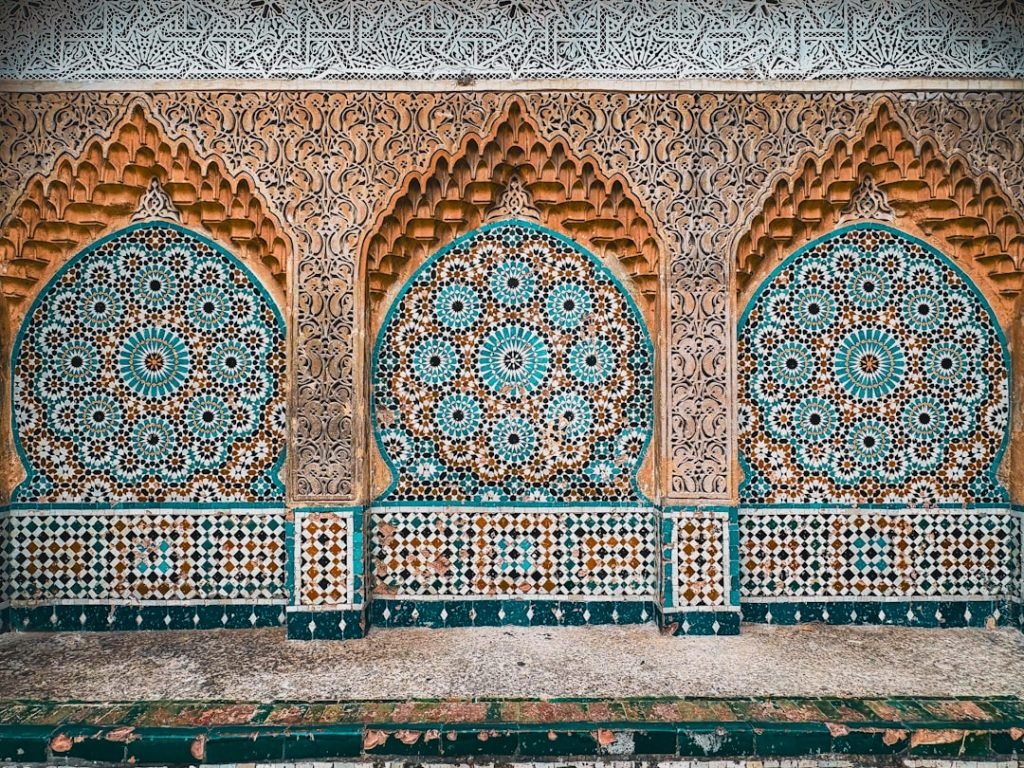 an-ornately-decorated-wall-in-a-building-kuyztnasksy